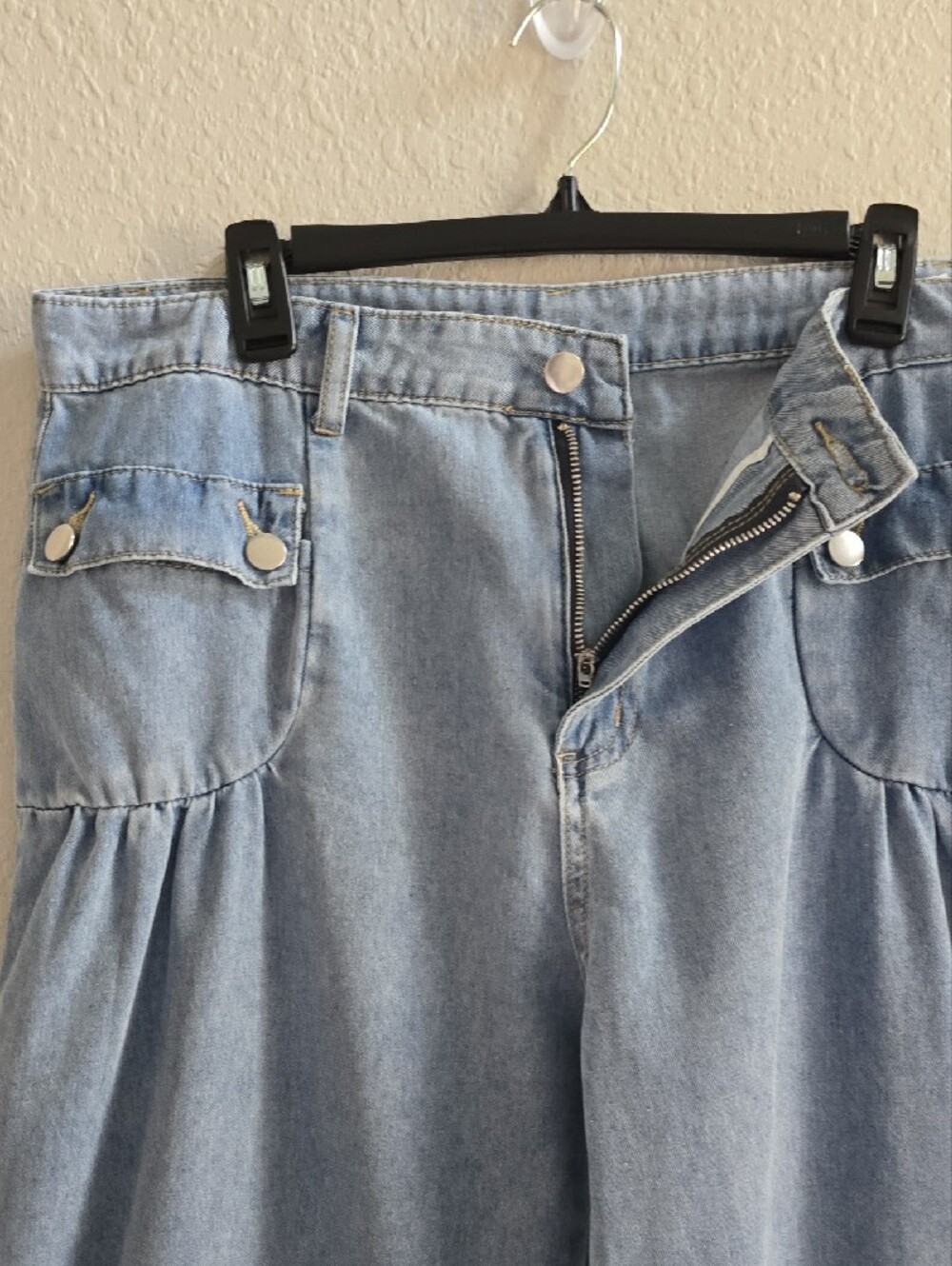 Women's Pleated Front Pocket Wide Leg Jeans - Picture 4 of 8
